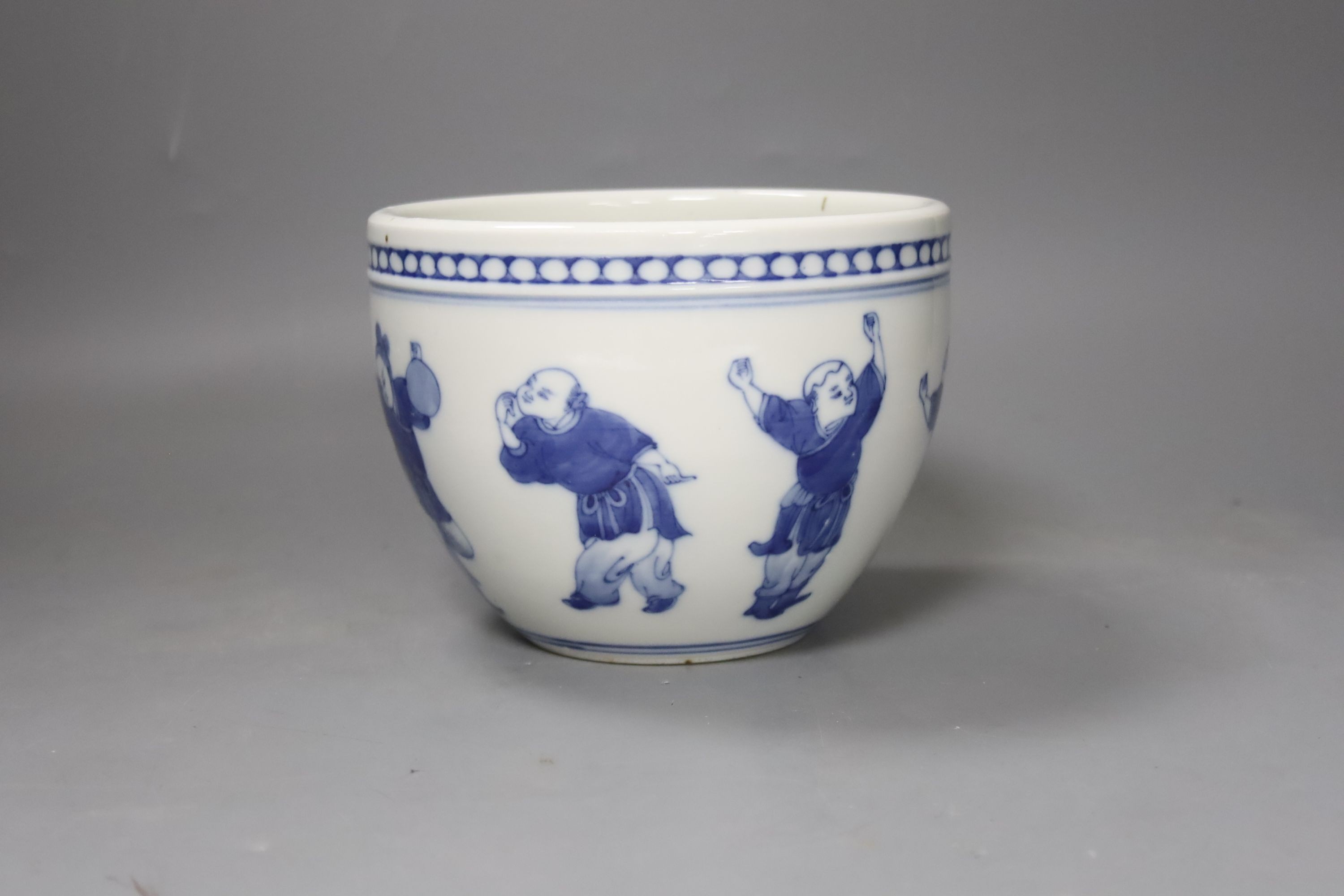 A Chinese blue and white small jardiniere 12cm